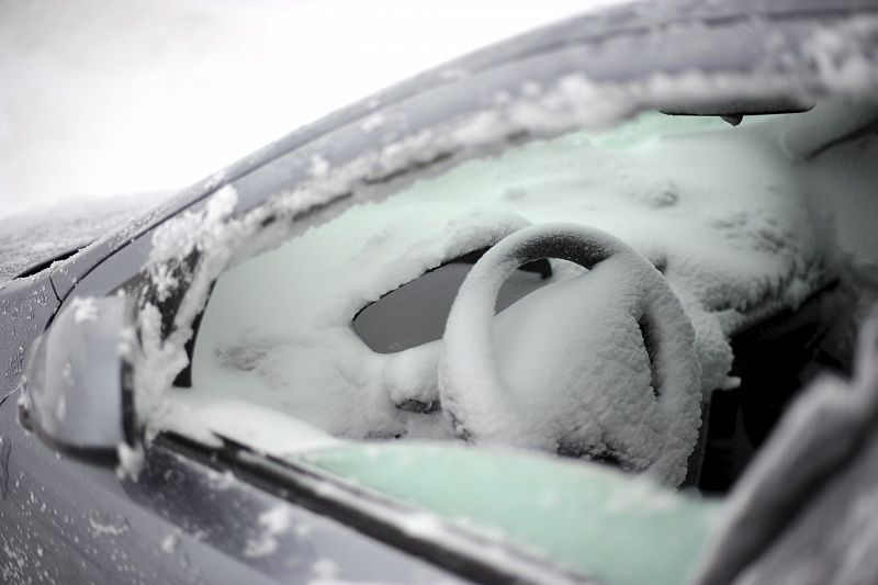 Un coche abandonado permanece cubierto de nieve en Wasserkuppe (Alemania).