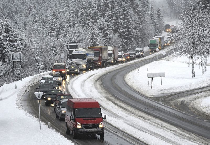 El tráfico es lento por las carreteras cubiertas de nieve en Titisee-Neustadt (Alemania).