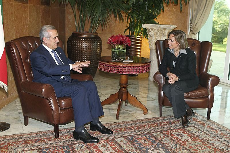 Fotografía facilitada por el Ministerio de Defensa de la reunión que la titular del departamento, Carme Chacón, mantuvo este lunes con el presidente de Líbano, Michel Sleiman.