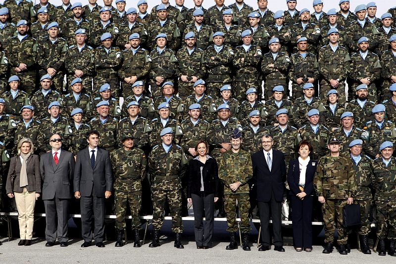 La ministra de Defensa, Carme Chacón, en la base Miguel de Cervantes, en Marjayún, junto a parte de los cerca de 1.100 militares españoles adscritos como cascos azules a la Fuerza Interina de la ONU en Líbano.