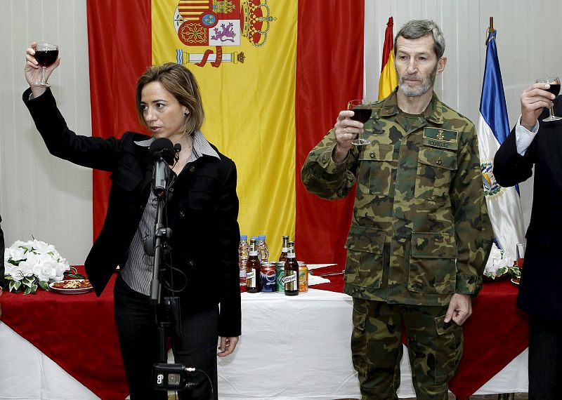 La ministra de Defensa, Carme Chacón, junto al jefe del Estado Mayor de la Defensa, el general José Julio Rodríguez, brinda durante la visita que realizó hoy a la base Miguel de Cervantes, en Marjayún.