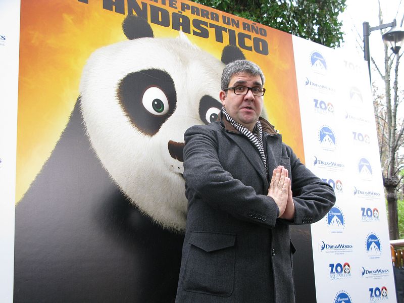 Florentino Fernández imita 'la postura de los samurais', muy habitual en 'Po', el protagonista de Kung Fu Panda y el nombre de uno de los panditas madrileños