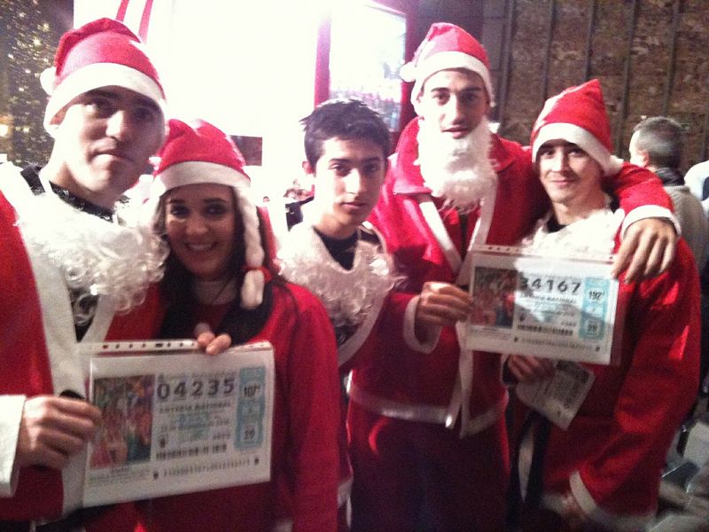 Este grupo de jóvenes ha ido al Palacio de Congresos disfrazados de Papa Noel.