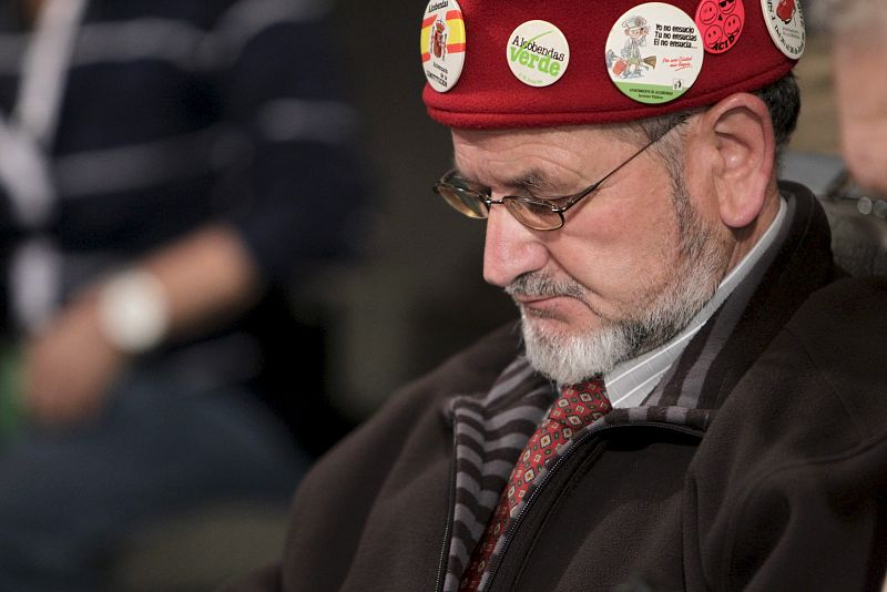 Un hombre, con un sombrero con varias insignias, atento al transcurso del sorteo.