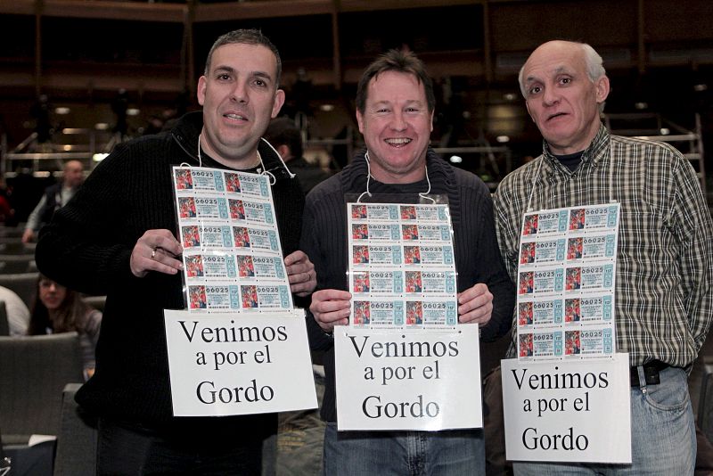 Tres amigos, en el Palacio de Congresos de Madrid antes del inicio del sorteo de la Lotería de Navidad.