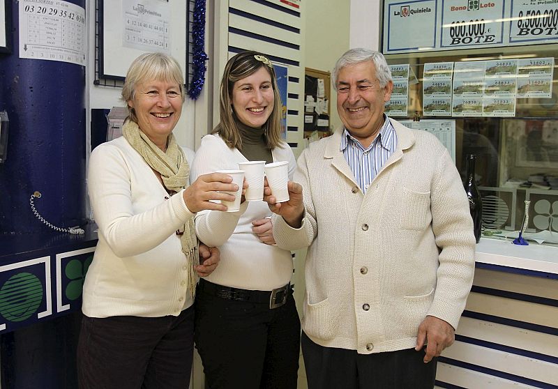 La administración número 6 de Vila-real ha vendido 44 series del número 77.992, premiado con uno de los ocho quintos premios de la lotería de Navidad, por lo que ha repartido 2,2 millones de euros entre sus clientes.