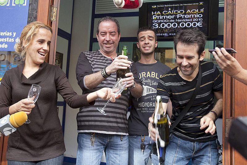 Los dueños de la administración de Tenerife que han repartido el 79.250, primer premio, lo celebran con algunos de los agraciados.