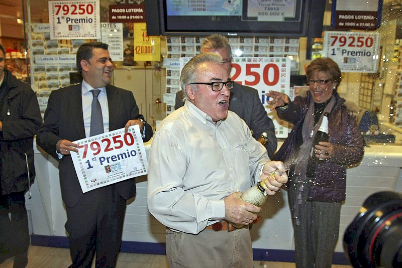 El propietario de la administración número 36 de Alicante celebra la venta de diez series del número 79.250, primer premio en el sorteo extraordinario de Navidad.
