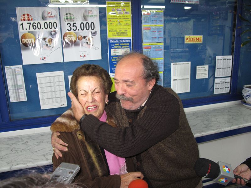 Félix, propietario de la administración 336 de Madrid, celebra el Gordo con una clienta.