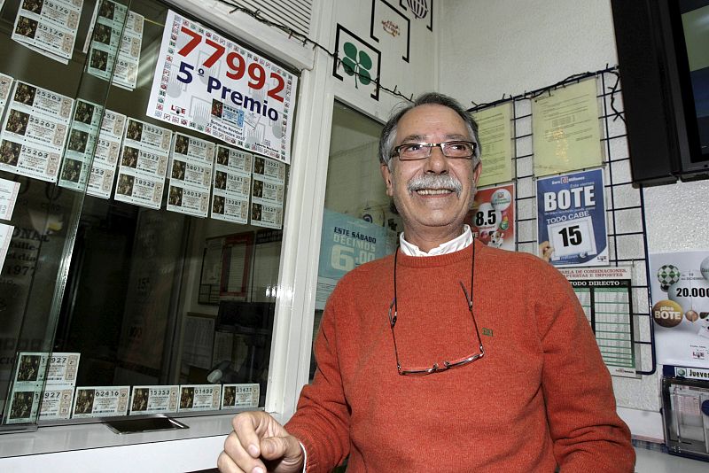 Fulgencio, empleado de la administración nº 20 de Murcia, sonríe tras conocerse que en dicha administración de lotería se habían vendido 90 décimos del nº 77.992, agraciado con un quinto premio.