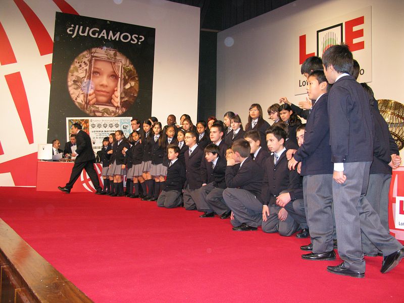 Todos los niños del colegio de San Ildefonso posan ante los fotógrafos antes del comienzo del sorteo.