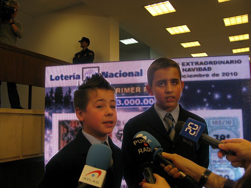 Los niños que han cantado el Gordo atienden a los medios.