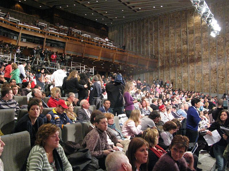 El salón del Palacio de Congresos, donde se ha celebrado el sorteo, ha estado abarrotado de gente.