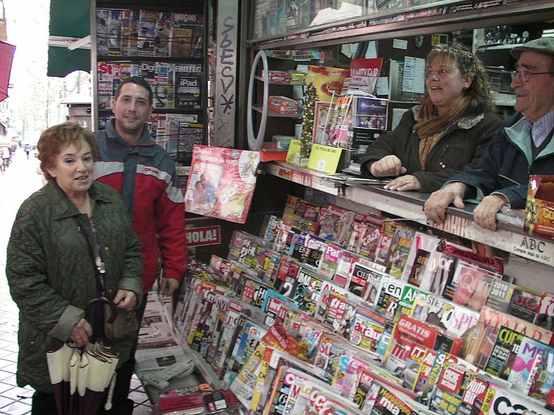 Este kiosko de prensa ha repartido 45 series en papeletas de 10 euros y algunos décimos del tercer premio, el 75.913, vendido íntegramente en Madrid.