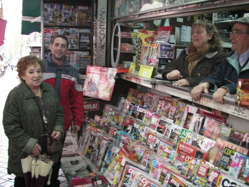  Este kiosko de prensa ha repartido 45 series en papeletas de 10 euros y algunos décimos del tercer premio, el 75.913, vendido íntegramente en Madrid. 