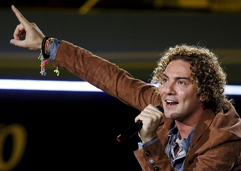 El cantante David Bisbal durante su actuación previa a la disputa del partido benéfico.