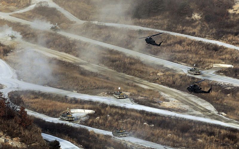 Vista general de unos intensos ejercicios militares con fuego real en el área de Pocheon, Corea del Sur, a unos 20 kilómetros de la frontera norcoreana.