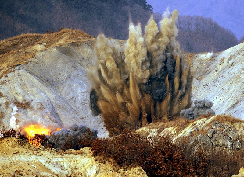 Cadena de explosiones durante el ejercicio militar conjunto de las Fuerzas de Tierra y Aire ante un posible ataque por parte de Corea del Norte, en el campo de entrenamiento Seungjinm en Phocheon-gun, a 80km al norte de Seúl (Corea del Sur).