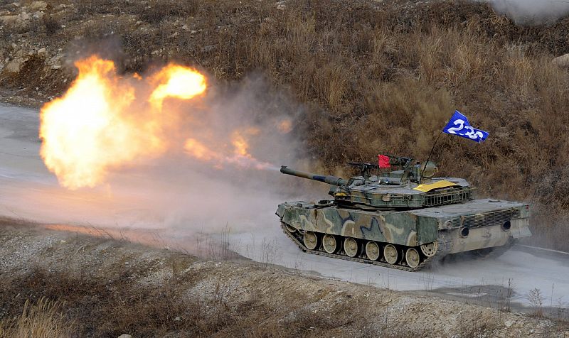 Un tanque K-1 surcoreano participa en unos intensos ejercicios militares con fuego real en el área de Pocheon.