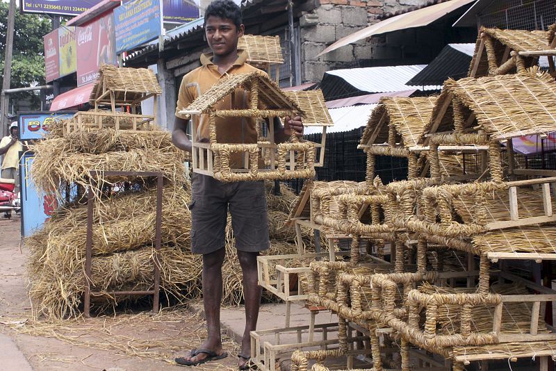 UN JOVEN VENDE BELENES DE PAJA