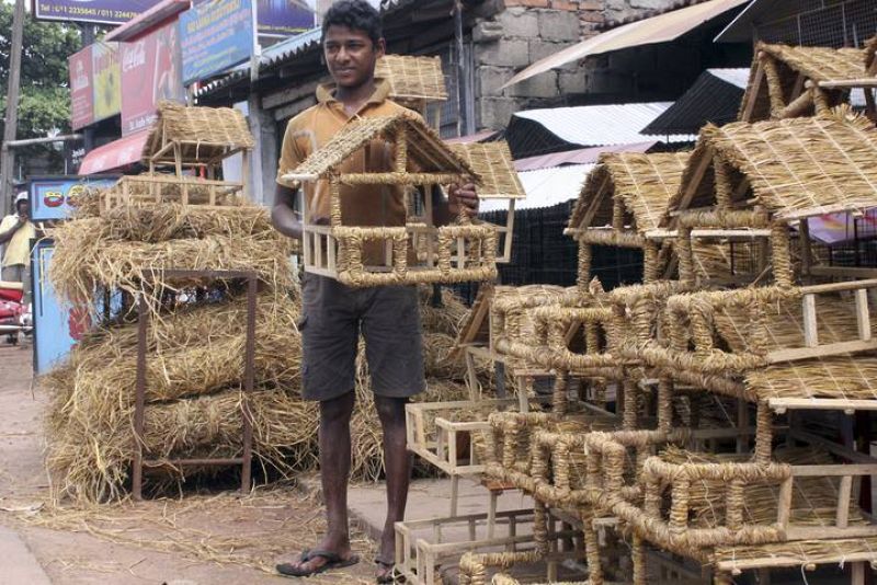 UN JOVEN VENDE BELENES DE PAJA
