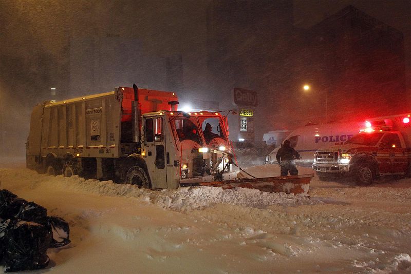 Una máquina quitanieves trabajando la pasada noche en Brooklyn