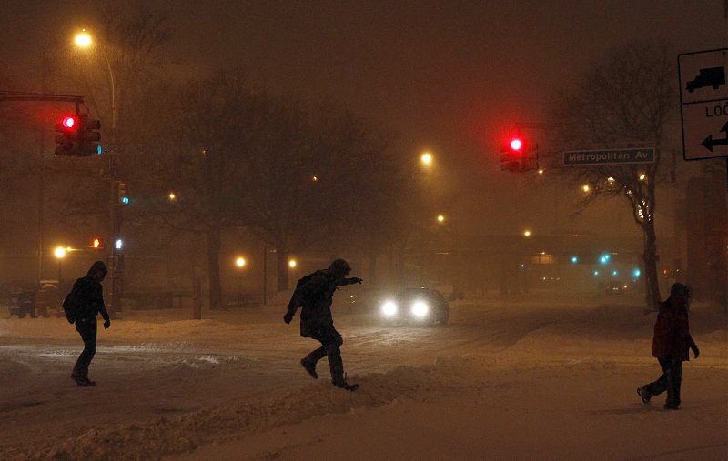 La nieve ha dificultado y mucho andar esta noche por Nueva York