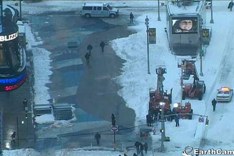 Imagen de Times Square a las 14:10 hora penínsular española. Los equipos de emergencia limpian las calles.