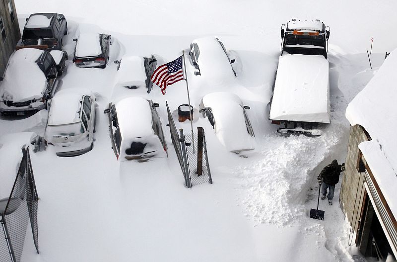 Muchos de los vehículos aparcados en Brooklyn (Nueva York, EE. UU.) han aparecido enterrados en nieve