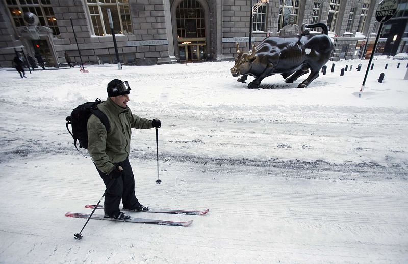 Un hombre practica el esquí en Wall Street