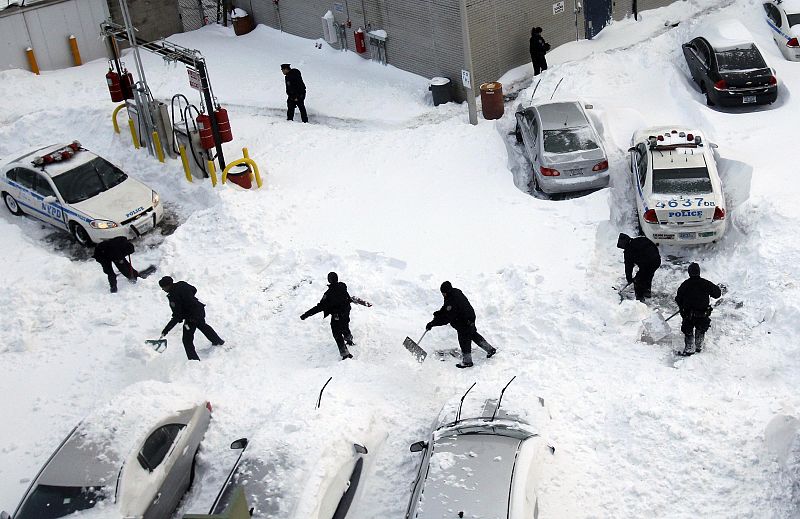 Policías intentan quitar la nieve en Brooklyn