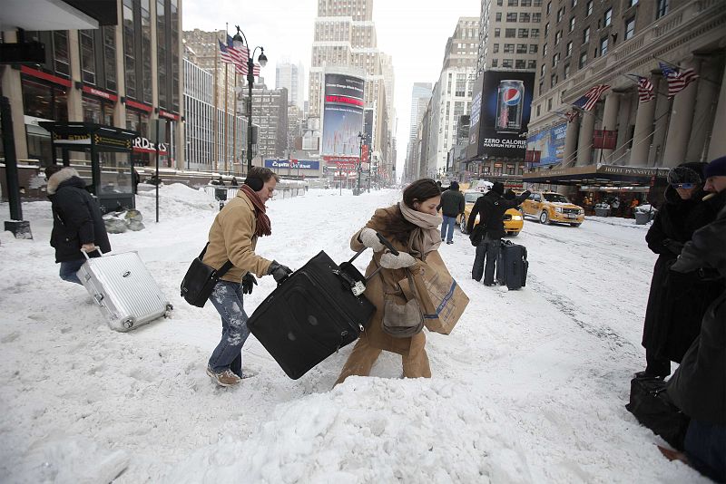 Turistas intentan llevar sus maletas en la Séptima Avenida de Nueva York