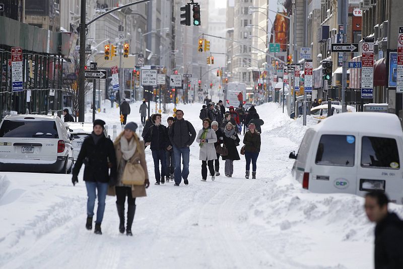 Los peatones han tomado Broadway, en Manhattan, tras la tormenta de nieve