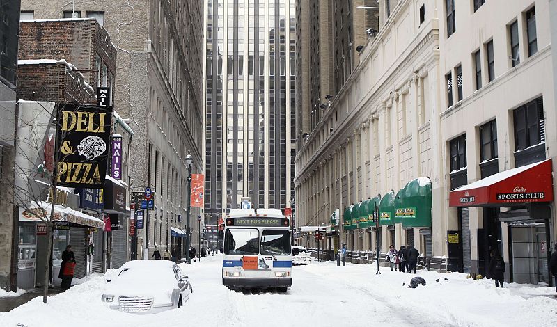 Un autobús parado en Manhattan por la nieve acumulada