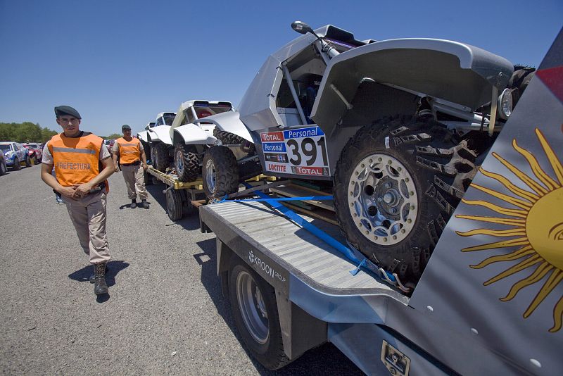 Vehículos que participarán en el Rally Dakar 2011 son custodiados por miembros de la Prefectura Naval Argentina.