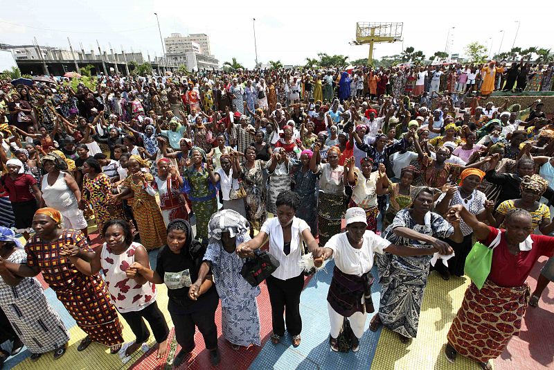 Un grupo de mujeres reza en Abiyán para pedir por la paz en el país.