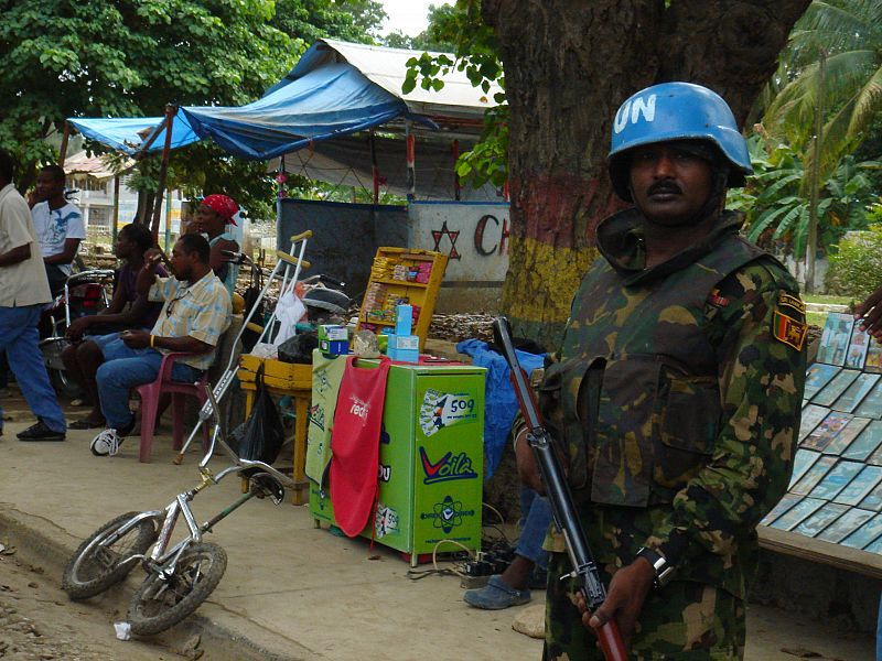 Casco azul vigila las calles de Leogane