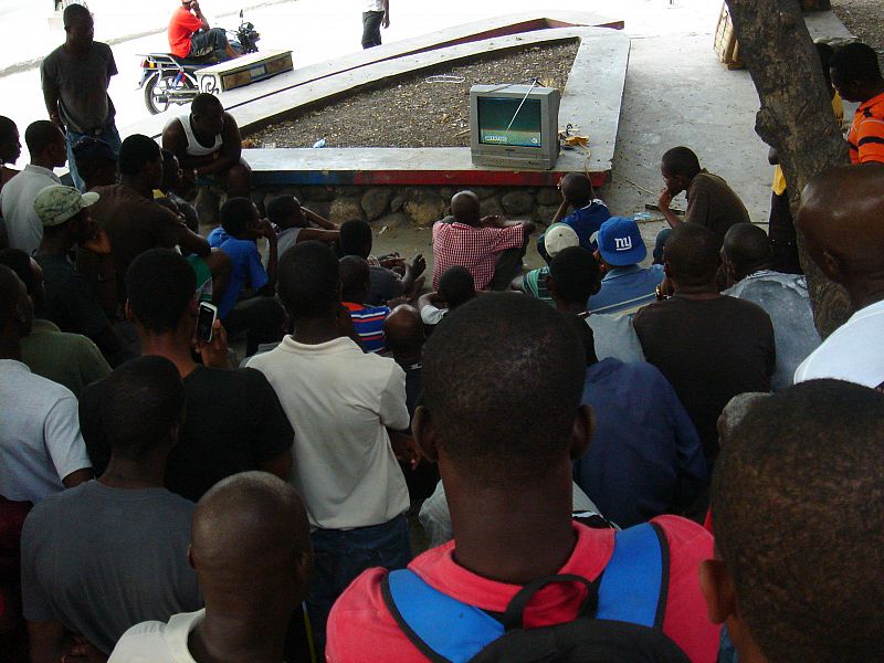 Decenas de haitianos siguen en la calle un partido de fútbol de la liga española