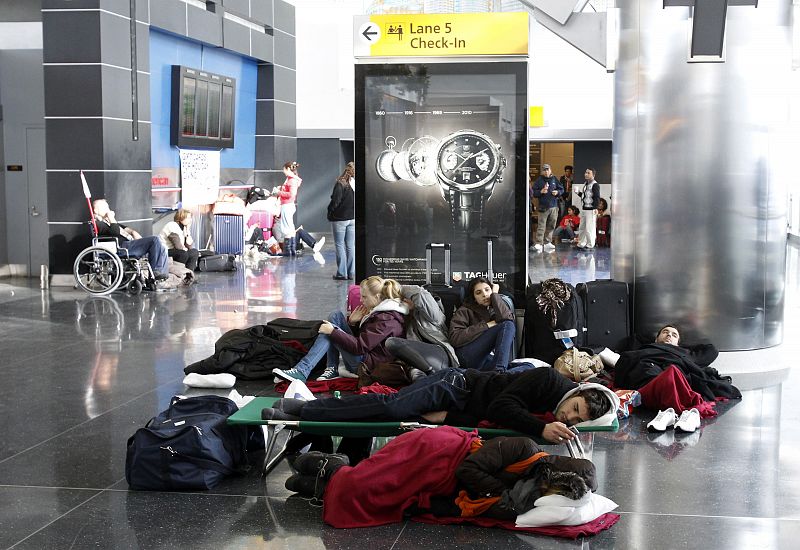 Los pasajeros se han acomodado como han podido para dormir en el aeropuerto JFK de Nueva York.