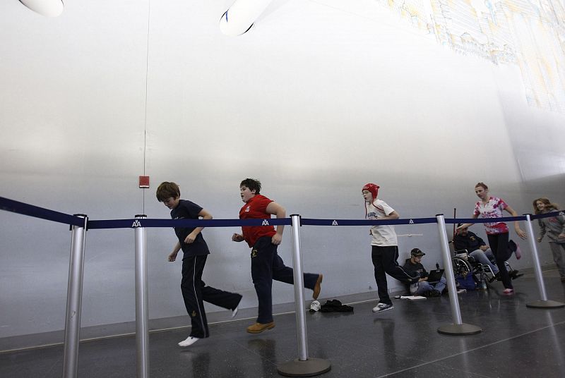 Los miembros de un equipo de hockey han aprovechado las horas de espera en el aeropuerto para entrenar.