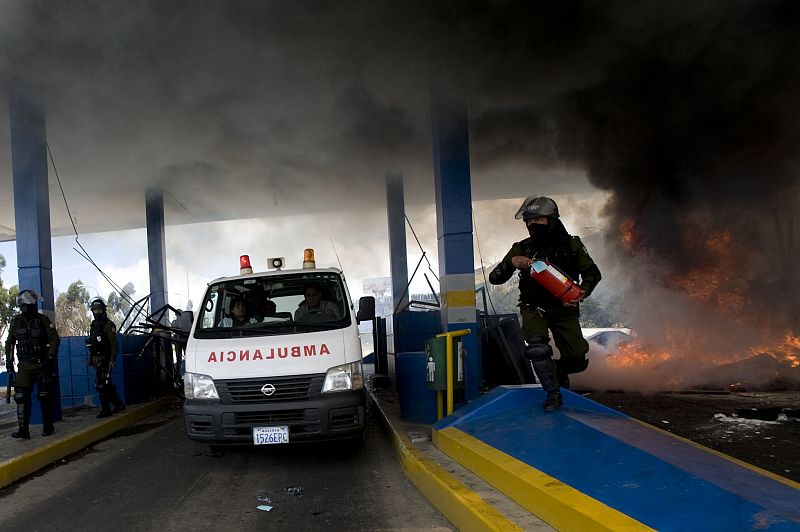 Una ambulancia consigue atravesar el peaje de la autopista de El Alto