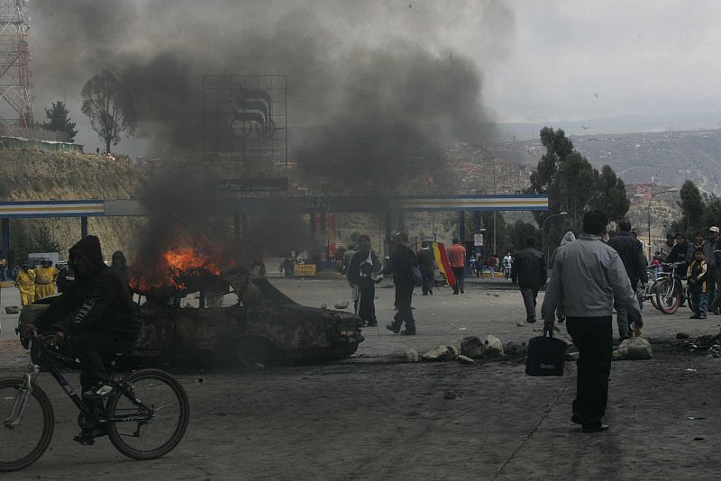 Miles de manifestantes han protestado de forma violenta en Bolivia por la subida de los combustibles.