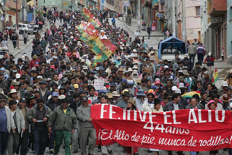 Manifestación de centenares de residentes de la ciudad boliviana de El Alto por las calles de La Paz