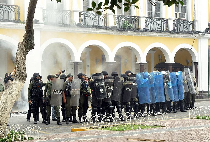 La policía boliviana se enfrenta a los manifestantes en Cochabamba