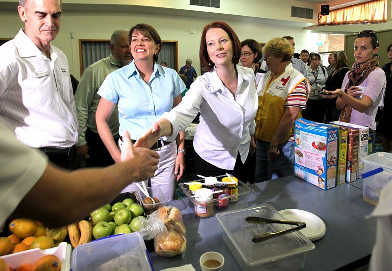 La jefe del Gobierno de Queensland (Australia) saluda a los vecinos afectados por las inundaciones