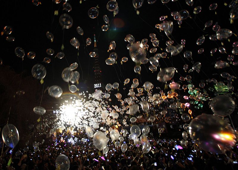 Japón ha celebrado la llegada del nuevo año lanzando miles de globos al aire
