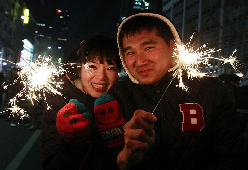 Una pareja posa tras dar la bienvenida al nuevo año en Seúl (Corea del Sur)