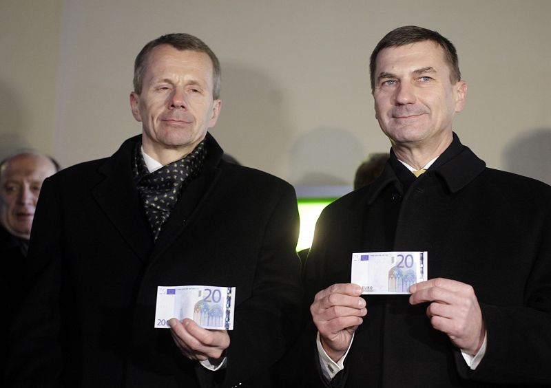 El primer ministro de Estonia y el titular de Economía posan con un billete de 20 euros