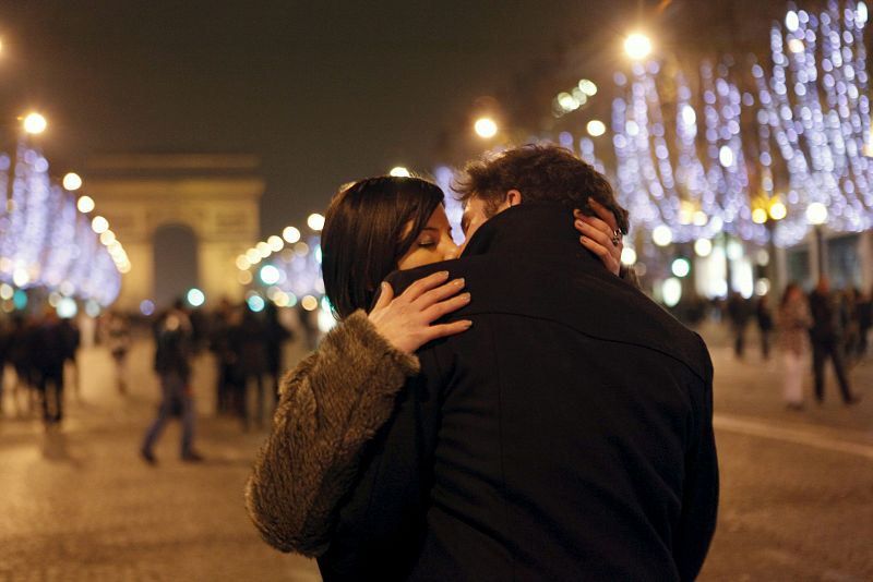 En la ciudad del amor, París, el año nuevo se ha celebrado besando, claro...