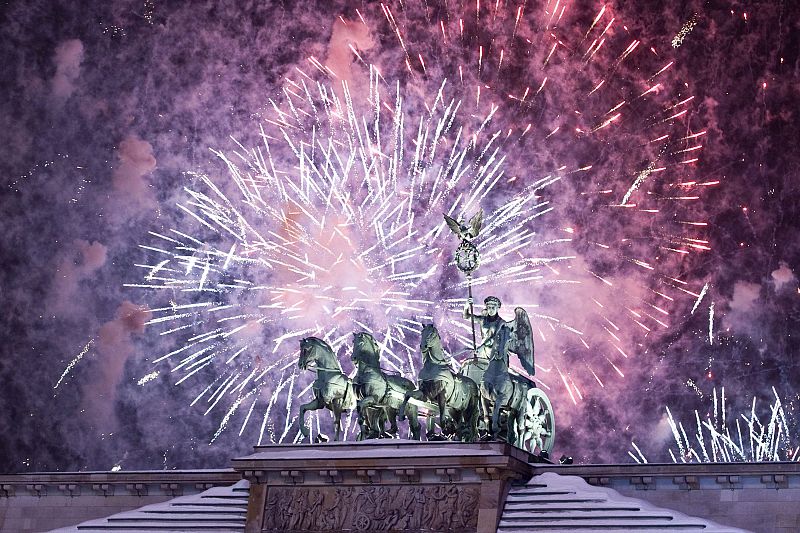 Vista de los fuegos artificiales que iluminaron el cielo de Berlín sobre el Quadriga en Brandenburger Tor